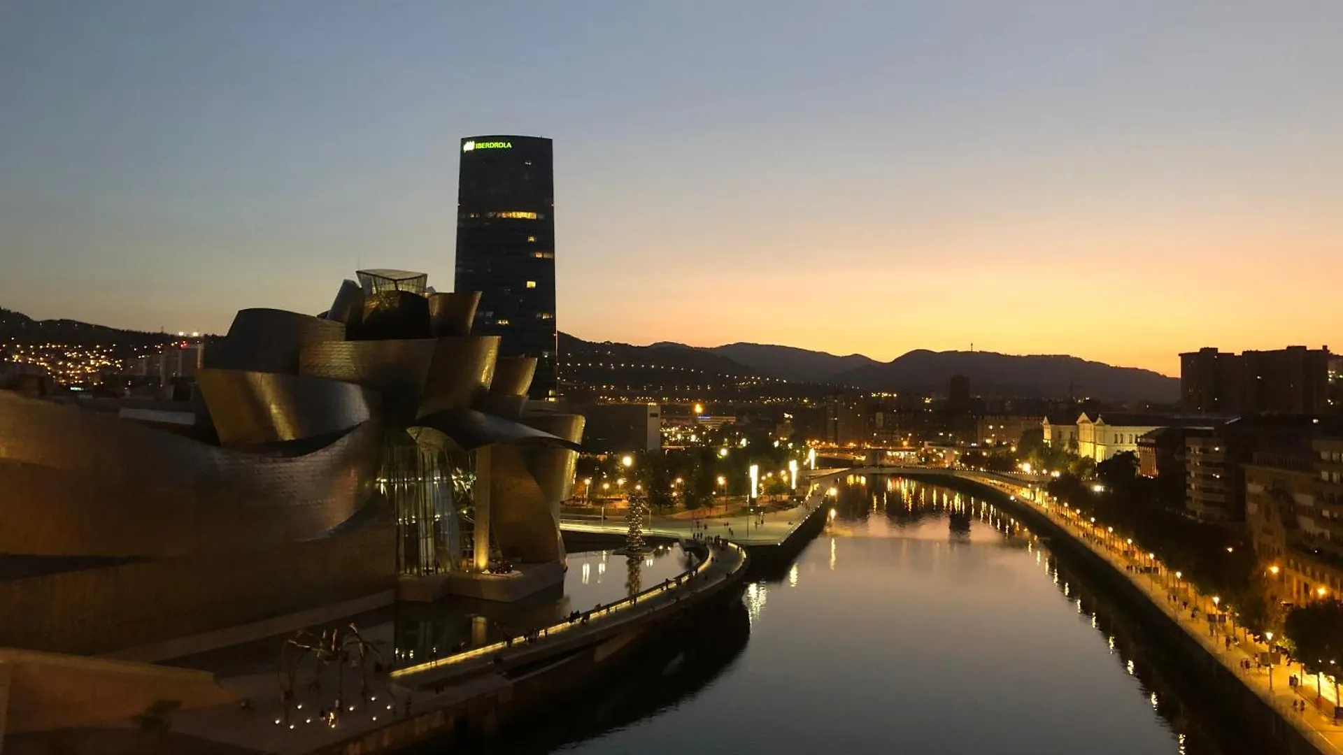 110 M2 Central Apartment In Abando Close To Guggenheim With Parking Bilbao